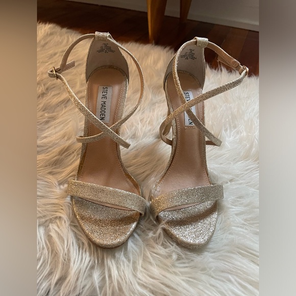 Steve Madden Shoes - Steve Madden strappy gold glitter sandals. Size 7.